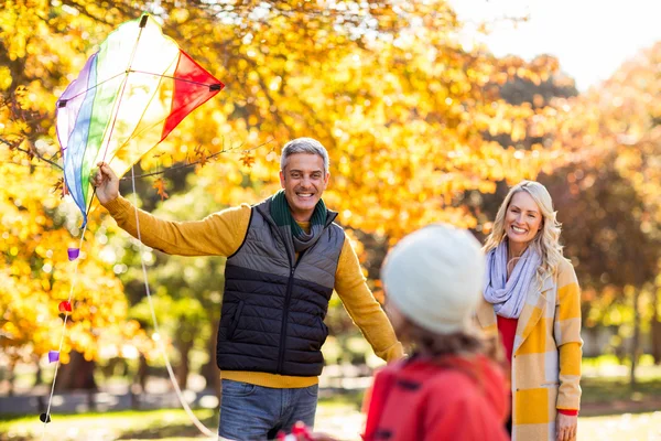 Genitori che giocano con la figlia al parco — Foto Stock