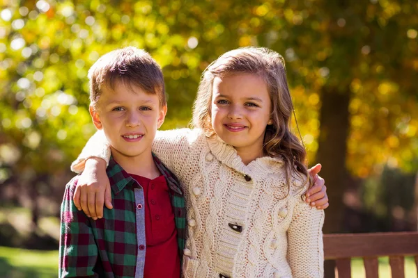 Hermanos sonrientes en el parque — Foto de Stock