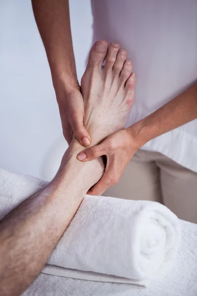 Physiothérapeute donnant massage des pieds à un patient — Photo