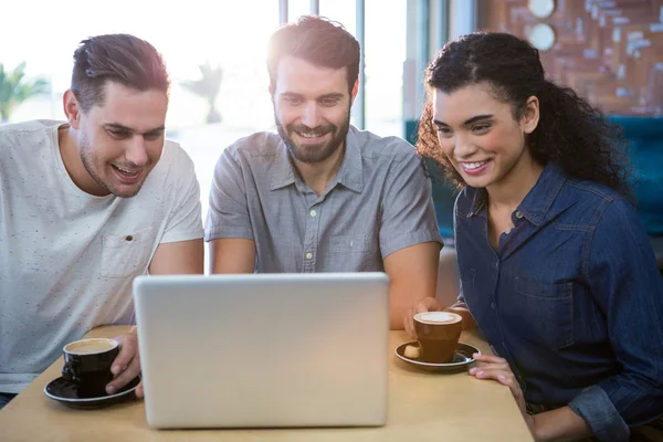 Friends using a laptop in the coffee shop — Stock Photo, Image