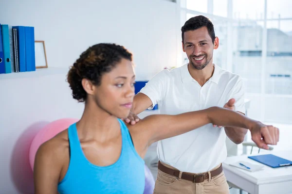 Fisioterapeuta examinando ombro das mulheres — Fotografia de Stock
