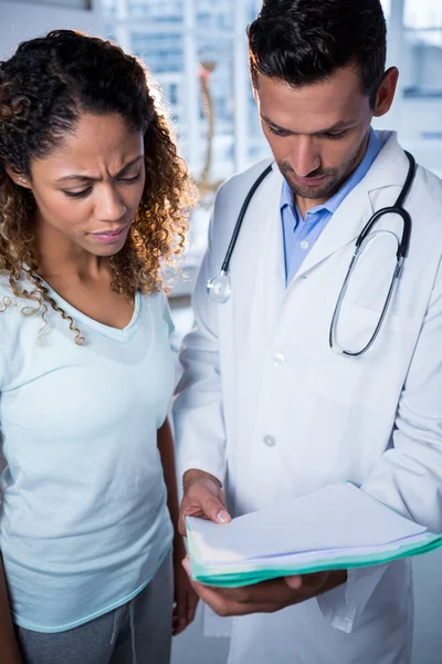 Physiotherapist explaining diagnosis to female patient — Stock Photo, Image