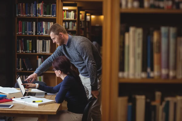 Estudiantes maduros trabajando en la biblioteca universitaria — Foto de Stock