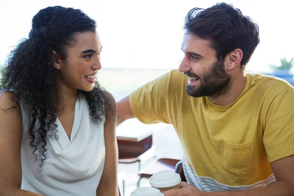 Pareja hablando entre sí en la cafetería — Foto de Stock