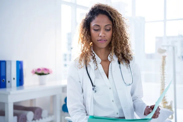 Fisioterapeuta sujetando portapapeles — Foto de Stock