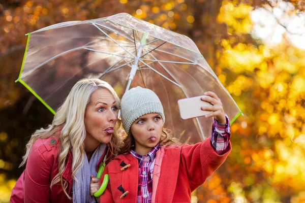 公園で母親と一緒に selfie を取っている女の子 — ストック写真