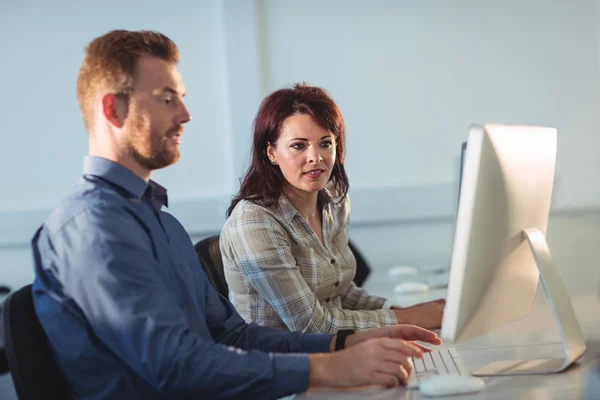 Mogna studenter använder dator — Stockfoto