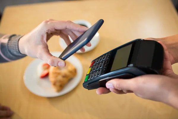 Mujer haciendo el pago a través de Smartphone — Foto de Stock