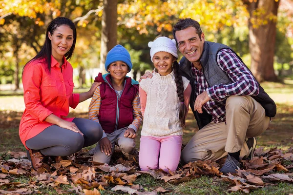 Familj på park under hösten — Stockfoto