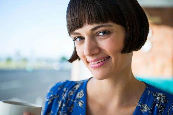 Lachende vrouw in een koffieshop — Stockfoto