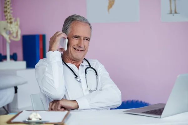 Fysiotherapeut praten op mobiele telefoon — Stockfoto