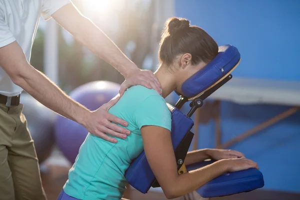 Physiotherapist giving back massage to patient — Stock Photo, Image