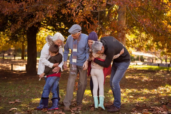 Familia sonriente abrazando — Foto de Stock