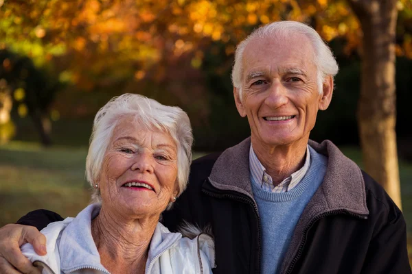 Sorridente coppia anziana al parco — Foto Stock