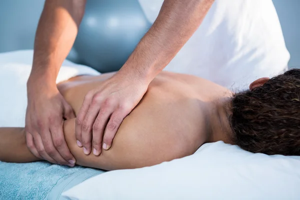 Fisioterapeuta dando massagem de mão para uma mulher — Fotografia de Stock