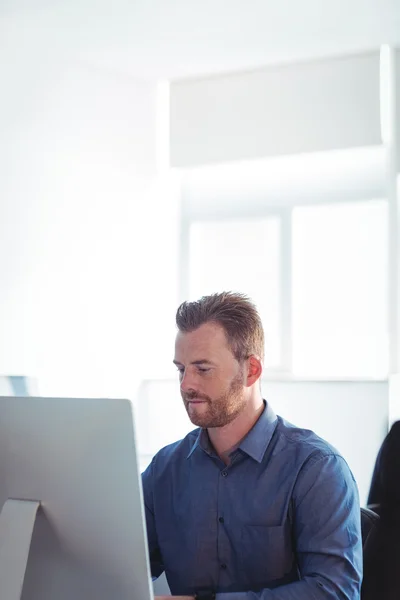 Volwassen studenten met behulp van computer — Stockfoto