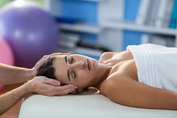 Baş masajı için hasta veren fizyoterapist — Stok fotoğraf