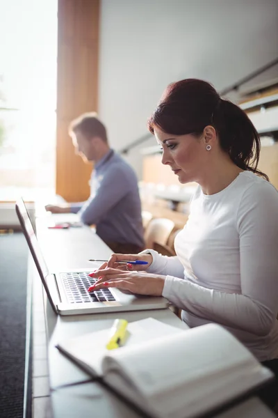 Ältere Schüler mit Laptop — Stockfoto