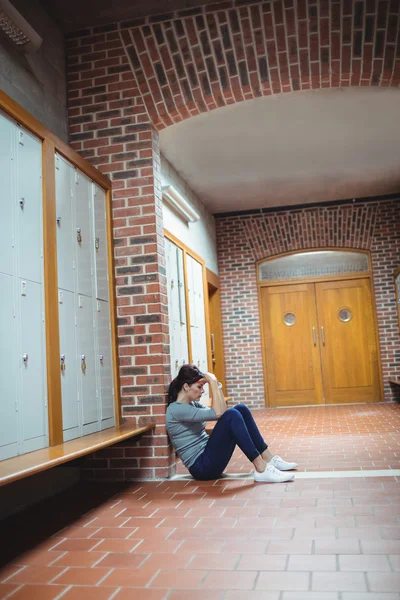 Stressad mogen student i omklädningsrummet — Stockfoto