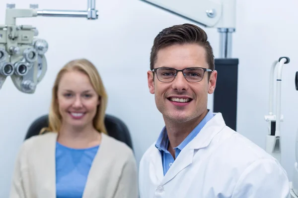 Portret van een optometrist en vrouwelijke patiënt — Stockfoto