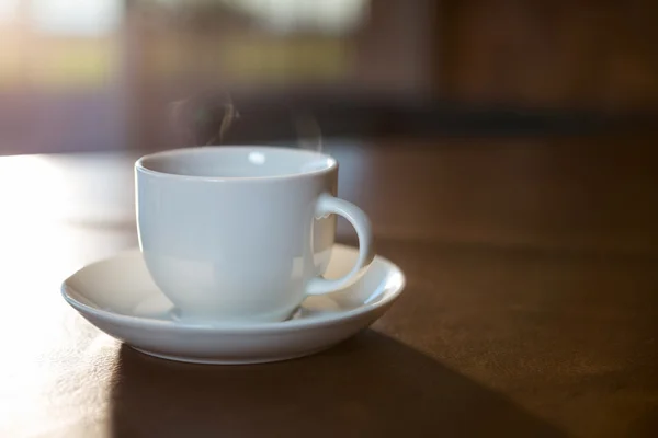 Kávový šálek s podšálkem na stůl — Stock fotografie