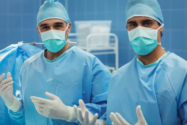 Male surgeons preparing for operation — Stock Photo, Image