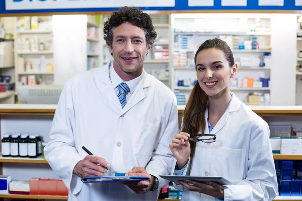 Farmacéuticos con portapapeles y tableta — Foto de Stock
