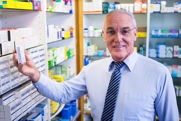 Farmacista che controlla i medicinali in farmacia — Foto Stock