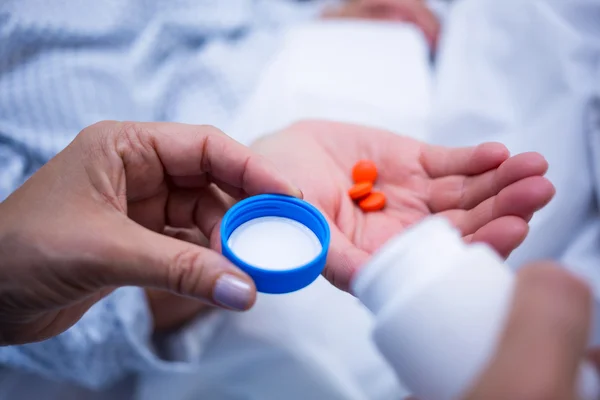 Enfermeira dando medicação para o paciente — Fotografia de Stock