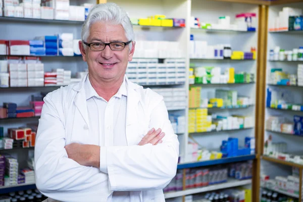 Farmacêutico de pé de braços cruzados — Fotografia de Stock