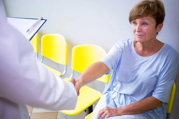 Lekarz drżenie ręki z pacjenta — Zdjęcie stockowe