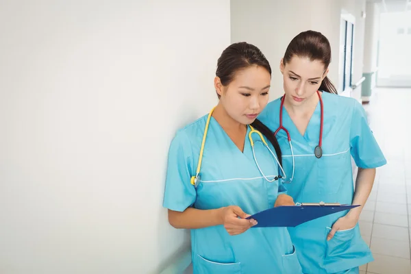 Enfermeras mirando portapapeles — Foto de Stock
