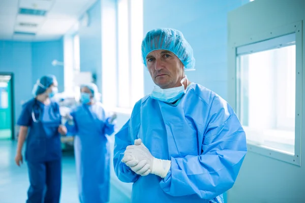 Cirurgião em pé na sala de operação — Fotografia de Stock