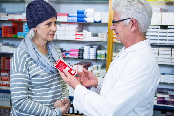 Farmacéutico mostrando medicamentos al cliente — Foto de Stock
