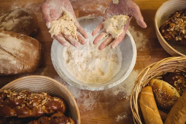 Rukou pekaře míchání mouku ručně — Stock fotografie