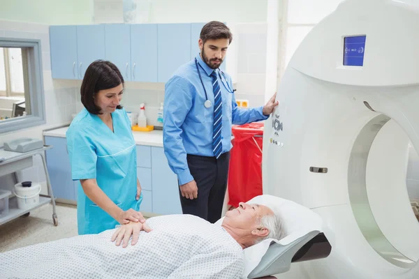 Patient wird in eine Maschine geladen — Stockfoto