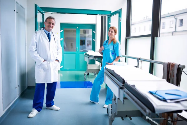 Médico e cirurgião em pé na sala cirúrgica — Fotografia de Stock