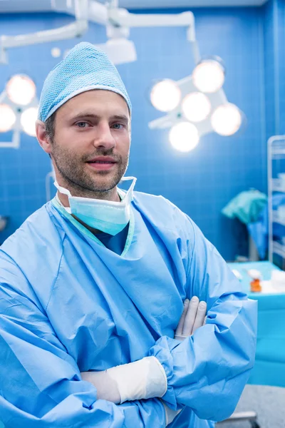 Cirurgião em pé na sala de operação — Fotografia de Stock