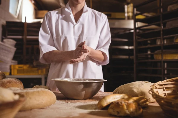Ženské baker šíření mouku v míse — Stock fotografie