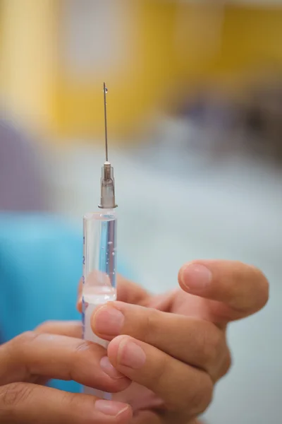 Médecin femme tenant une injection — Photo