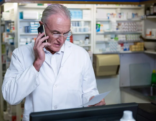 Farmacêutico falando por telefone — Fotografia de Stock