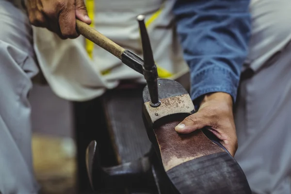 Shoemaker hammering on a shoe — Stock Photo, Image