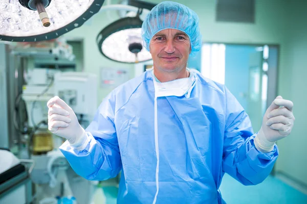 Chirurgen staan in operatie kamer — Stockfoto