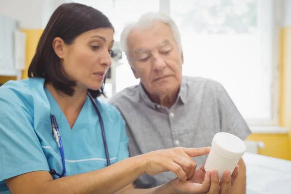 Doctor explaining medicine to his patient — Stock Photo, Image