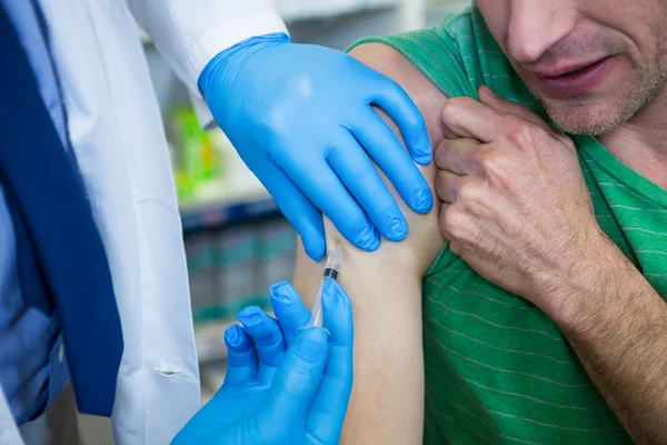 Farmacéutico inyectable al paciente — Foto de Stock