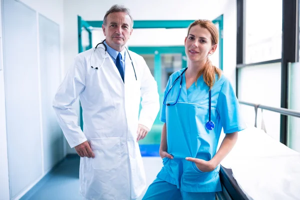 Médico y cirujano de pie en la sala de cirugía — Foto de Stock