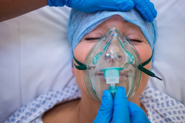 Hemşire hastanın yüzünde bir oksijen maskesi yerleştirme — Stok fotoğraf