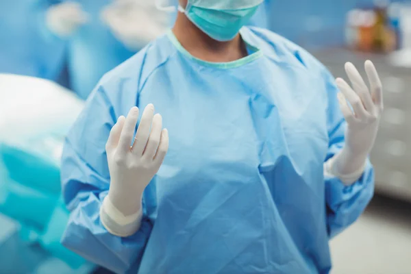 Female surgeon preparing for operation — Stock Photo, Image