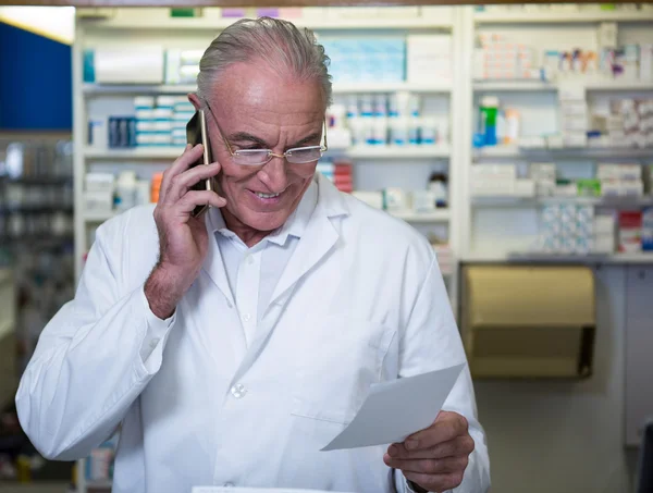 Pharmacien parlant au téléphone — Photo
