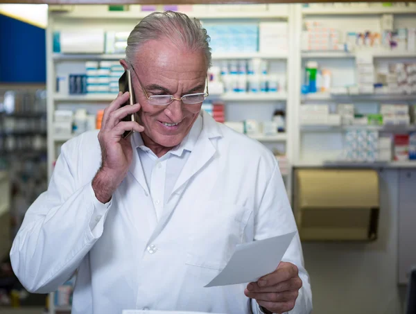 Farmacêutico falando por telefone — Fotografia de Stock